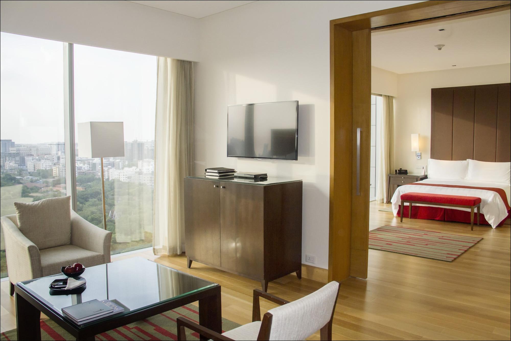 โรงแรมไทรเด็นท์ไฮเดอร์ราแบด ไฮเดอราบัด ภายนอก รูปภาพ Suite at the hotel