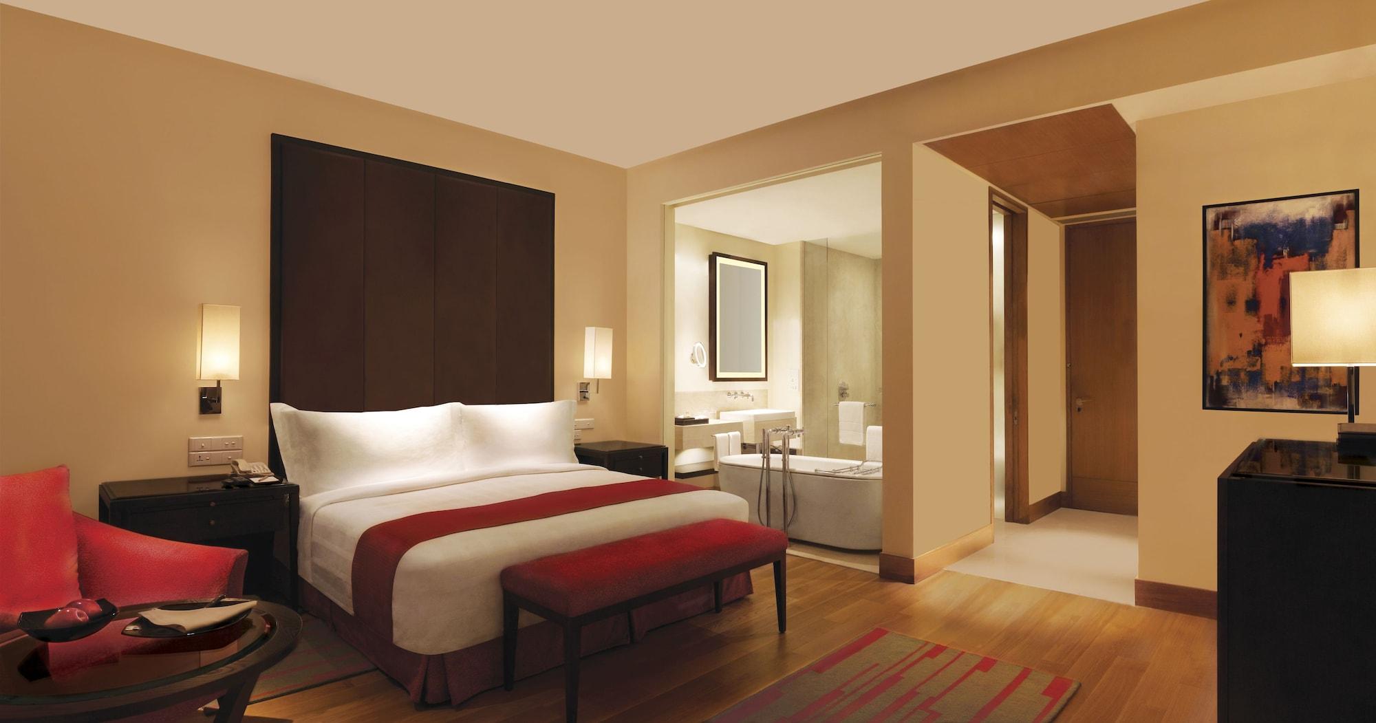 โรงแรมไทรเด็นท์ไฮเดอร์ราแบด ไฮเดอราบัด ภายนอก รูปภาพ A room at the Taj Mahal Palace
