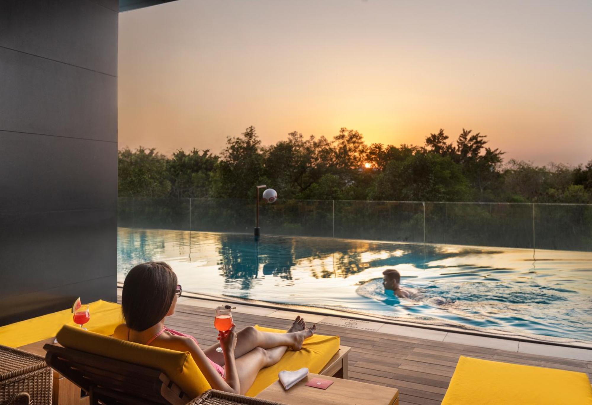 โรงแรมไทรเด็นท์ไฮเดอร์ราแบด ไฮเดอราบัด ภายนอก รูปภาพ The swimming pool at the hotel