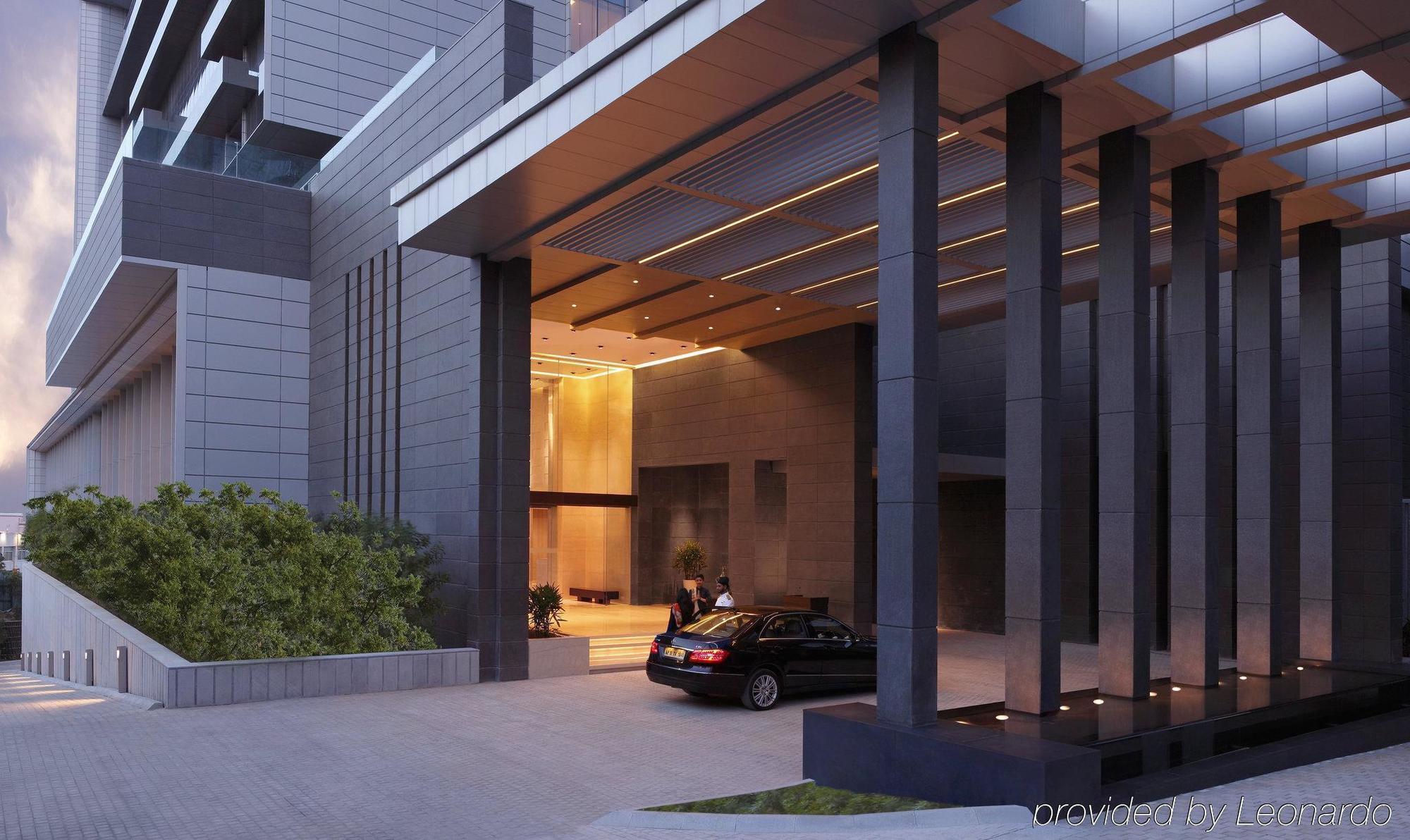 โรงแรมไทรเด็นท์ไฮเดอร์ราแบด ไฮเดอราบัด ภายนอก รูปภาพ The entrance of the hotel