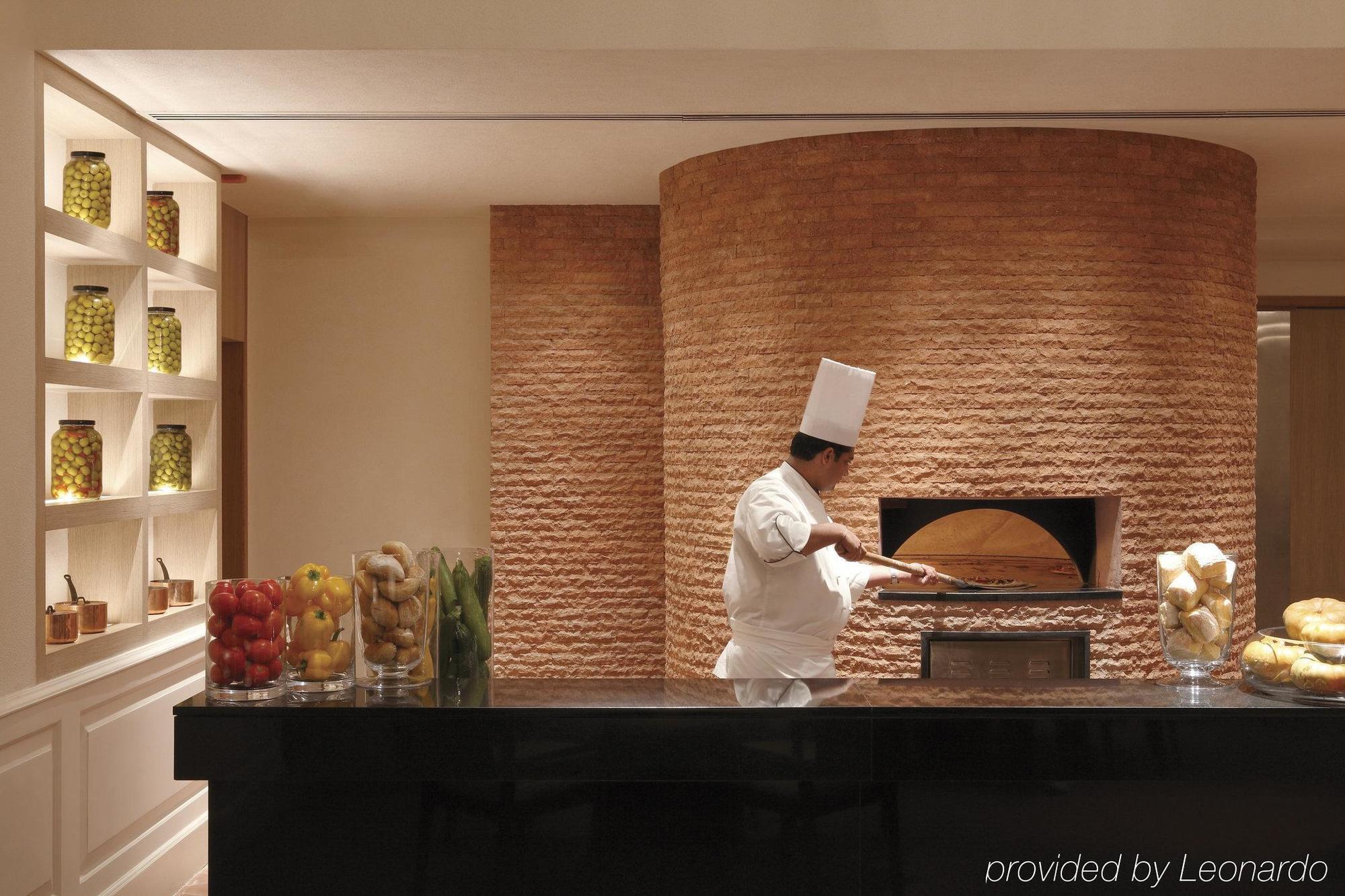 โรงแรมไทรเด็นท์ไฮเดอร์ราแบด ไฮเดอราบัด ภายนอก รูปภาพ A wood-fired oven in a hotel