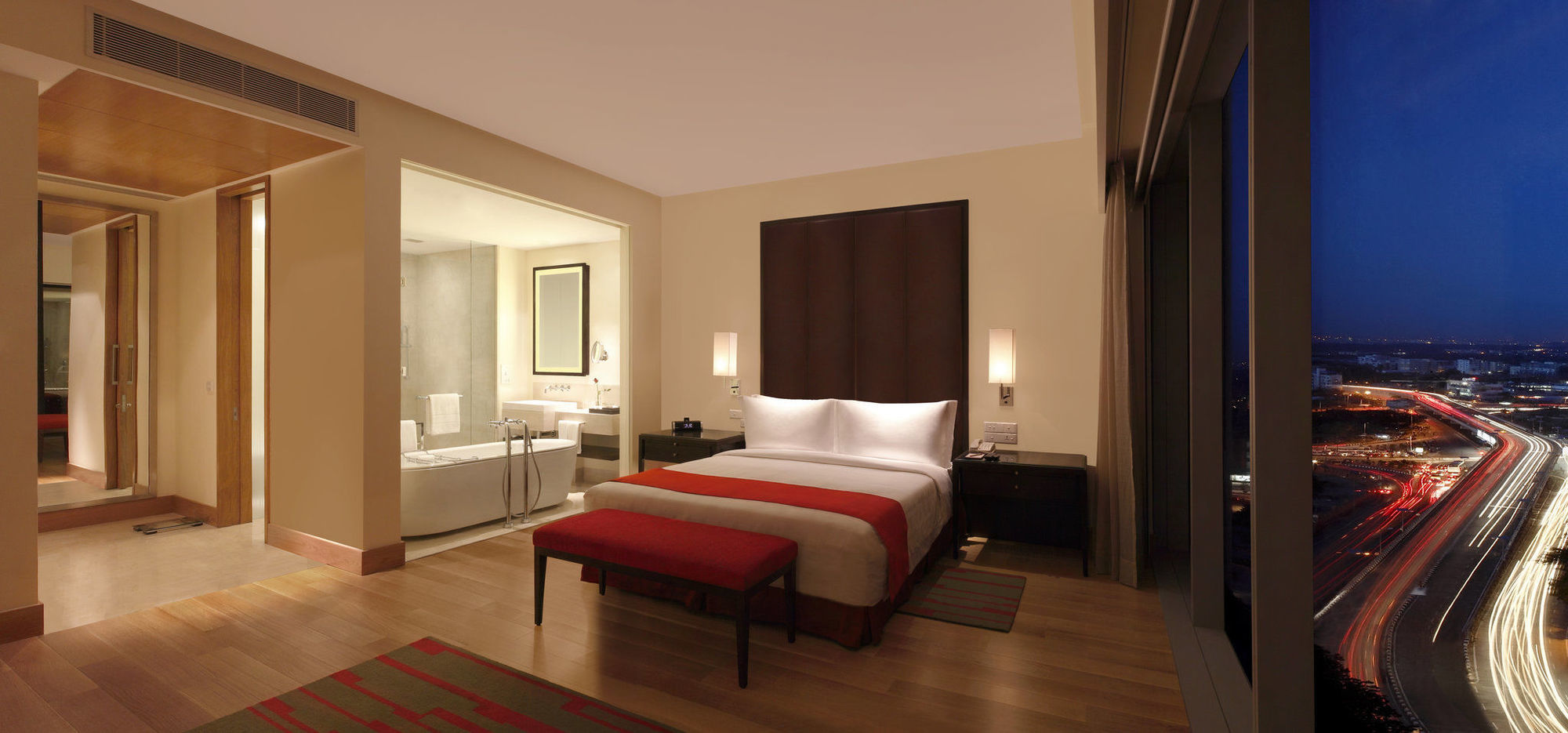 โรงแรมไทรเด็นท์ไฮเดอร์ราแบด ไฮเดอราบัด ภายนอก รูปภาพ A bedroom at the Taj Mahal Palace, Mumbai