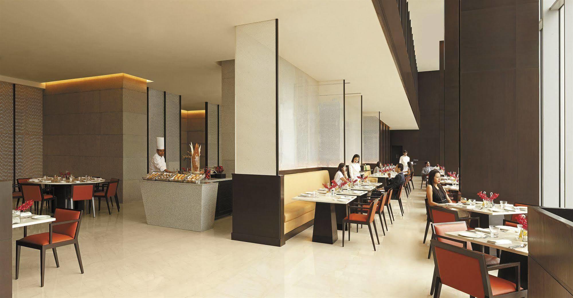 โรงแรมไทรเด็นท์ไฮเดอร์ราแบด ไฮเดอราบัด ภายนอก รูปภาพ The restaurant