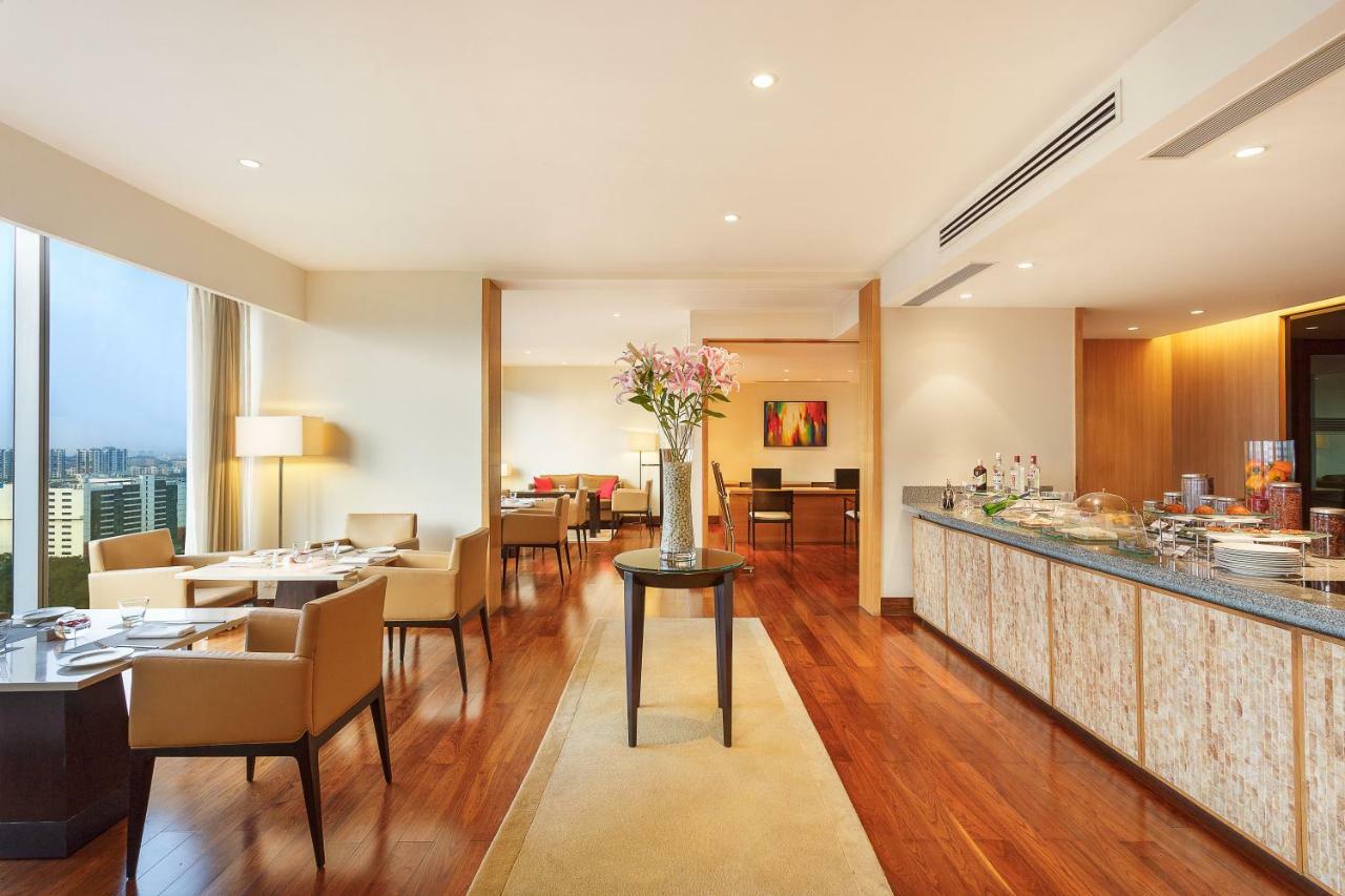 โรงแรมไทรเด็นท์ไฮเดอร์ราแบด ไฮเดอราบัด ภายนอก รูปภาพ The Club lounge at Hong Kong International Airport